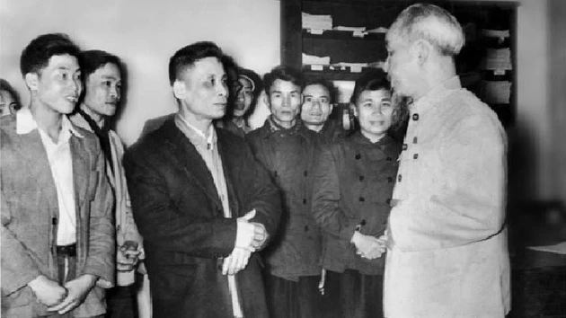 Le Président Hô Chi Minh rend visite et adresse ses vœux du Nouvel An aux cadres et journalistes du Journal Nhân Dân en 1957.