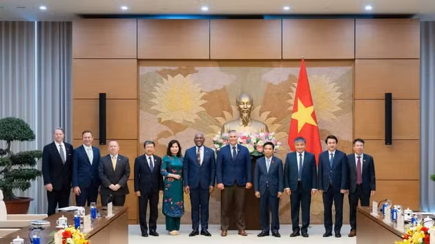 Le vice-président de l’Assemblée nationale du Vietnam Nguyen Doan Anh et la délégation de parlementaires américains. Photo : daibieunhandan.