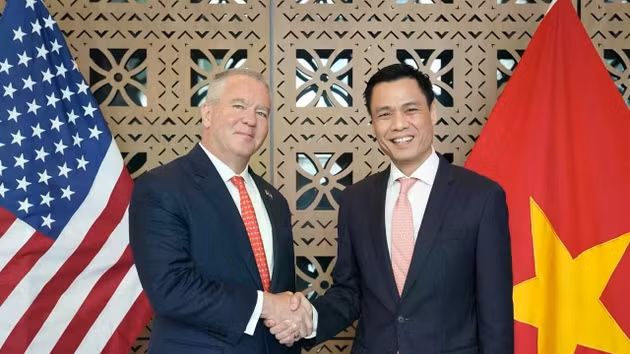 Le vice-ministre vietnamien des Affaires étrangères, Dang Hoang Giang (à droite), et le secrétaire d'État adjoint américain, Michael DeSombre. Photo : baoquocte.