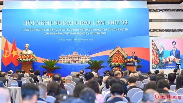 Le vice-ministre de l'Industrie et du Commerce Nguyen Sinh Nhat Tan s'exprime à la 33e Conférence diplomatique. Photo : ministère de l'Industrie et du Commerce.