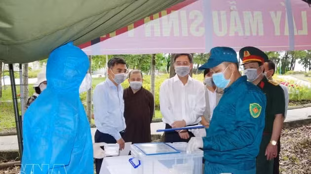 Le secrétaire du Comité municipal du Parti de Hue, Nguyen Dinh Trung, inspecte les opérations de prélèvement d'échantillons des restes de martyrs au Cimetière des martyrs de la ville de Hue. Photo : VNA.