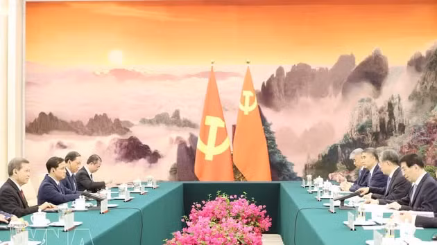 La rencontre entre les dirigeants vietnamien Le Minh Tri et chinois, Wang Huning. Photo : VNA.