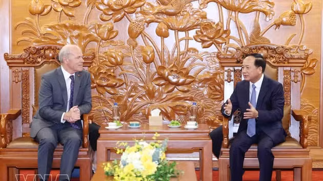 Le chef de la Commission centrale de la sensibilisation, de l’éducation et de la mobilisation des masses du Parti, Trinh Van Quyet (à droite), et l’ambassadeur du Canada au Vietnam, Jim Nickel. Photo : VNA.