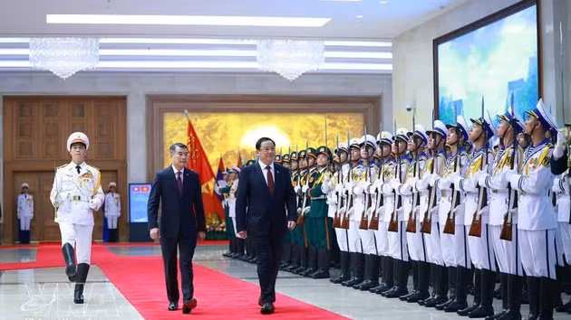 Dans l’après-midi du 7 juin, au siège du gouvernement, le Premier ministre Le Minh Hung a présidé la cérémonie d’accueil officielle en l’honneur de son homologue lao Sonexay Siphandone. Photo : VNA.