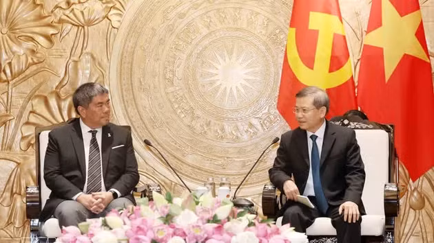 Le Minh Tri, chef de la Commission des affaires intérieures (droite) et Isra Sunthornvut, vice-président du Parti démocrate de Thaïlande. Photo : VNA.