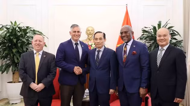 Le ministre vietnamien des Affaires étrangères Le Hoai Trung (au centre) et des délégués. Photo : VNA.