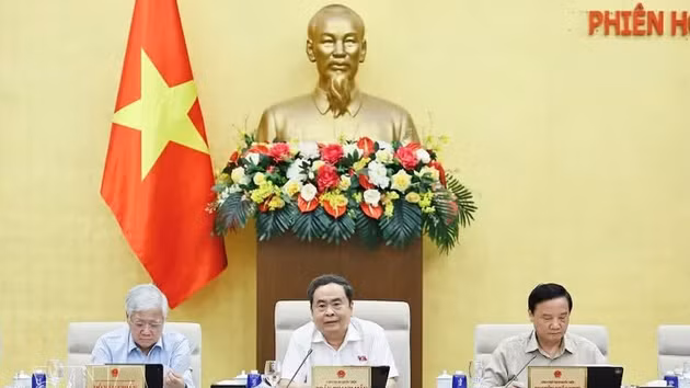 Le président de l’Assemblée nationale, Tran Thanh Man (centre) lors de la 4e session (deuxième phase) du Comité permanent de l’Assemblée nationale sur le projet de loi amendée sur la vulgarisation et l’éducation juridiques, à Hanoi, le 14 juillet. Photo : VNA.