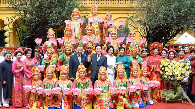 Le secrétaire général et président To Lam et son épouse Ngo Phương Ly, ainsi que le président sud-coréen Lee Jae Myung et son épouse Kim Hye Kyung, posent aux côtés des artistes du programme.