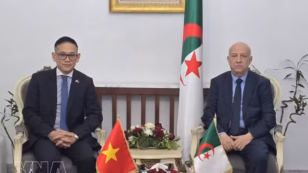 L'ambassadeur du Vietnam en Algérie, Tran Quoc Khanh (à gauche) et Abdelkrim Benmbarek, secrétaire général du FLN, parti au pouvoir en Algérie. Photo : VNA.