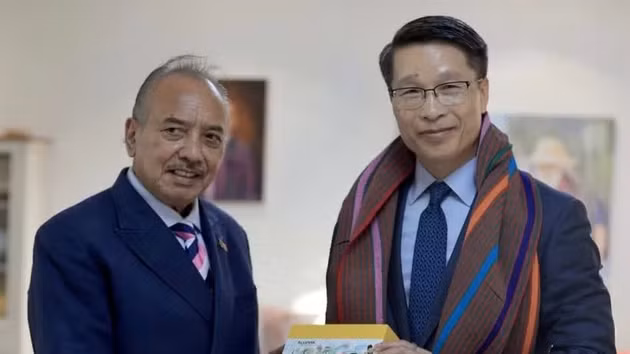Le chargé d'affaires vietnamien au Timor-Leste, Pham Binh Dam (à droite), et le vice-Premier ministre et ministre coordonnateur des Affaires économiques, également ministre du Tourisme et de l'Environnement du Timor-Leste, Francisco Kalbuadi Lay. Photo : VNA.