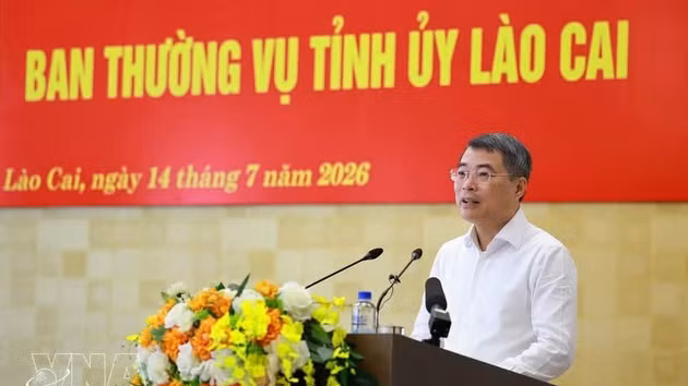 Le Premier ministre Le Minh Hung à la séance de travail avec la permanence du Comité provincial du Parti de Lao Cai. Photo : VNA.