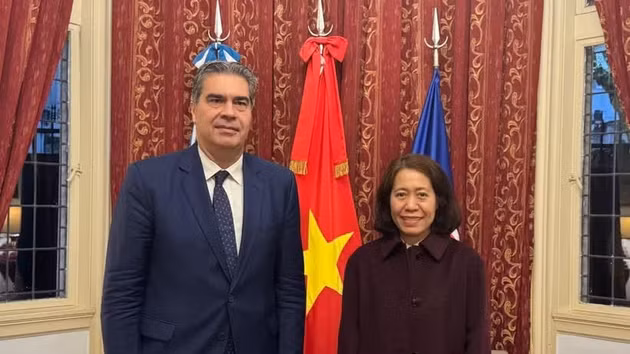 L’ambassadrice Ngo Minh Nguyet et le sénateur Jorge Milton Capitanich, président du Groupe d’amitié asiatique du Sénat argentin, à l’ambassade du Vietnam en Argentine, le 8 juin. Photo : VNA.