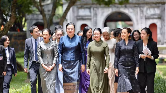 L’épouse du Premier ministre vietnamien a participé, aux côtés des épouses des Premiers ministres du Laos, du Cambodge et de la Thaïlande, à des activités de découverte des valeurs culturelles traditionnelles au Temple de la Littérature, dans le cadre du Forum sur l’avenir de l’ASEAN 2026. 