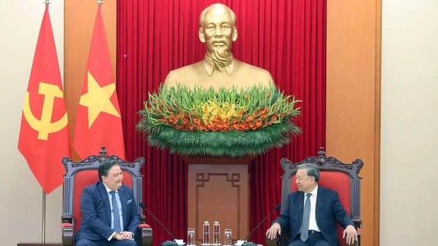 Le secrétaire général du Parti communiste du Vietnam, To Lam (droite), et l'ambassadeur des États-Unis au Vietnam, Marc E. Knapper, en septembre 2025. Photo : VNA.