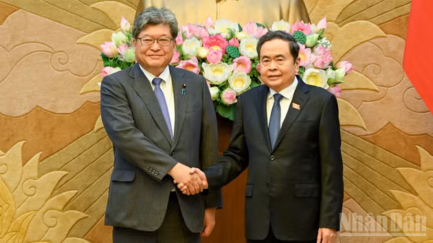 Le président de l'Assemblée nationale, Tran Thanh Man (à droite), et Hagiuda Koichi, secrétaire général par intérim du PLD du Japon.