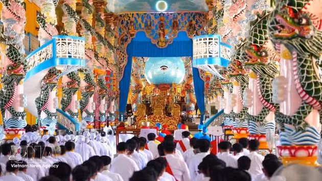 Des fidèles participent à une cérémonie religieuse au Saint-Siège caodaïste de Tay Ninh. Photo : VNA.