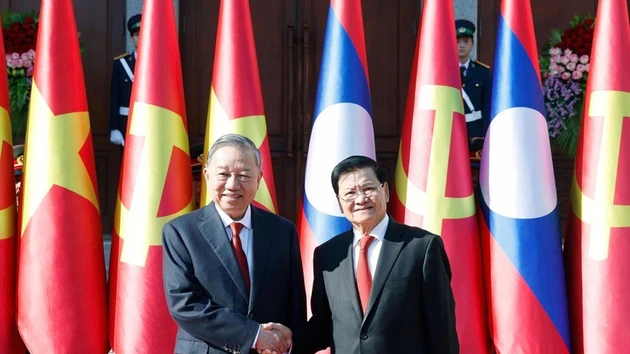 Le secrétaire général du PPRL et président du Laos, Thongloun Sisoulith (à droite) et le secrétaire général du PCV, To Lam, en visite d’État au Laos. Photo : VNA.