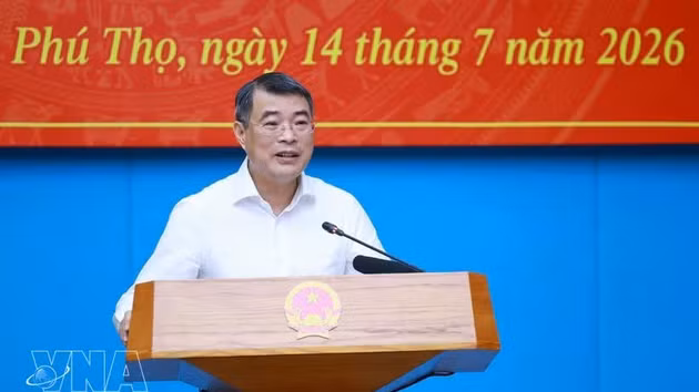 Le Premier ministre Le Minh Hung préside une séance de travail avec le Comité permanent du Comité provincial du Parti de Phu Tho. Photo : VNA.