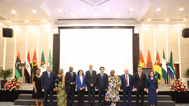 Lors de la cérémonie célébrant le 63e anniversaire de la Journée de l’Afrique organisée dans la soirée du 22 mai à Hanoï. Photo : XD.