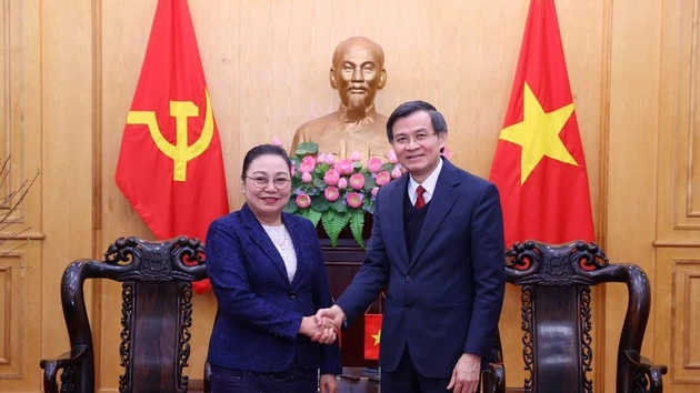 Le membre du Bureau politique et directeur de l’Académie nationale de politique Hô Chi Minh, Doan Minh Huan, et l’ambassadrice du Laos au Vietnam, Khamphao Ernthavanh. Photo : VNA.