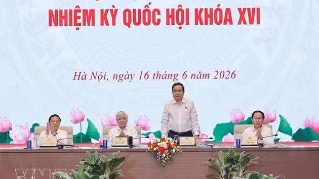 Le président de l’AN Tran Thanh Man préside le 16 juin à Hanoi une conférence consacrée à la mise en œuvre des orientations législatives de la XVIe législature. Photo : VNA.