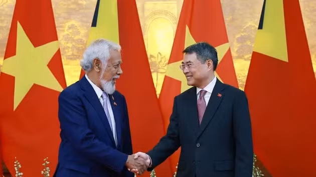 Le Premier ministre Le Minh Hung (droite) et son homologue du Timor-Leste, Kay Rala Xanana Gusmão. Photo : VNA.