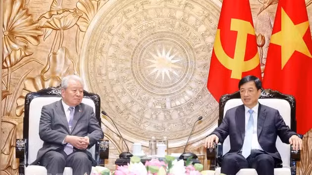 Le secrétaire du Comité central du Parti et chef de la Commission centrale d’organisation du Parti, Nguyen Duy Ngoc (droite) et Tanaka Akihiko, président de l’Agence japonaise de coopération internationale (JICA). Photo : VNA.