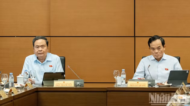 [Photos] L’AN examine en groupes des projets de loi et de résolution liés aux ouvrages destinés au Sommet de l’APEC 2027 à Phu Quoc