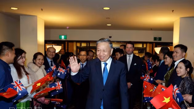 Des membres du personnel de l'ambassade et de la communauté vietnamienne en Australie ont accueilli le secrétaire général du PCV et président To Lam. Photo : VNA.