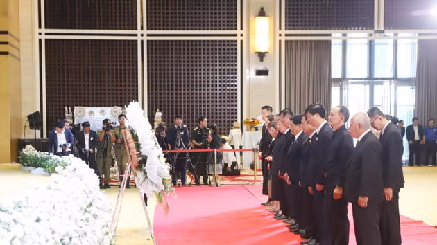 L'Association générale des Vietnamiens du Laos et l'Association des Vietnamiens de Vientiane ont déposé des gerbes et observé une minute de silence en mémoire de Xaysomphone Phomvihane, ancien président de l'Assemblée nationale lao. Photo : VNA.
