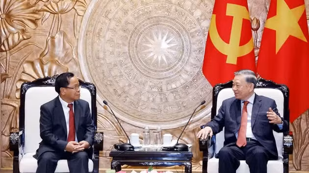 Le secrétaire général du PCV et président To Lam (à droite) reçoit Khamphan Phommathat, membre du Bureau politique du PPRL, vice-Premier ministre et ministre lao de la Justice. Photo : VNA.