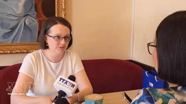La directrice par intérim du Centre ASEAN de l’Institut d’État des relations internationales de Moscou (MGIMO), Ekaterina Koldunova, au micro de la VNA. Photo : VNA.