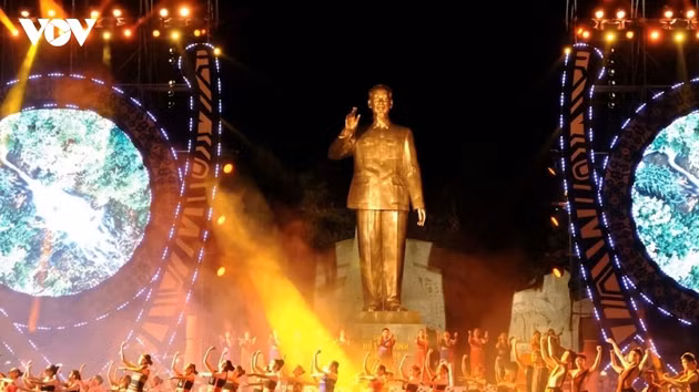 La statue du Président Hô Chi Minh entouré des représentants des ethnies des Hauts Plateaux du Centre sur la place Dai Doan Ket, dans la province de Gia Lai. Photo : VOV.