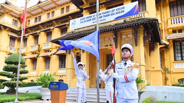 Cérémonie de levée du drapeau marquant le 57e anniversaire de l'ASEAN en août 2024 à Hanoï. Photo : NDEL.