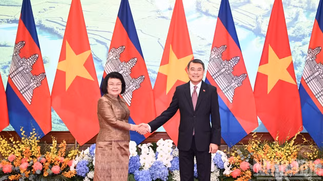 Le Premier ministre Le Minh Hung (à droite) et la présidente de l'Assemblée nationale du Cambodge, Samdech Khuon Sudary.