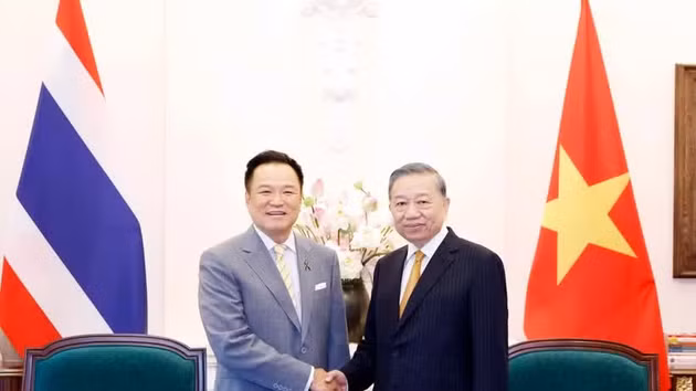 Le secrétaire général du PCV et président de la République, To Lam (droite) reçoit le Premier ministre thaïlandais Anutin Charnvirakul. Photo : VNA.