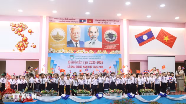 Cérémonie marquant le début de l'année scolaire 2025-2026 à l'école bilingue Laos-Vietnam. Photo : VNA.