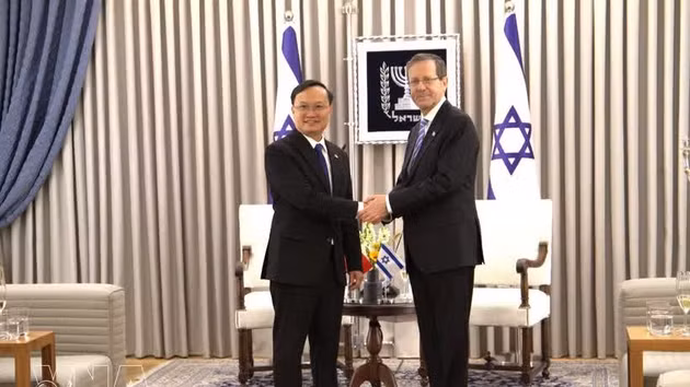 Le président israélien Isaac Herzog (droite) et l’ambassadeur du Vietnam en Israël Nguyen Ky Son. Photo : VNA.
