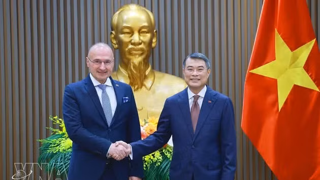 Le Premier ministre vietnamien Le Minh Hung (droite) et le ministre croate des Affaires étrangères et européennes, Gordan Grlić Radman. Photo : VNA.
