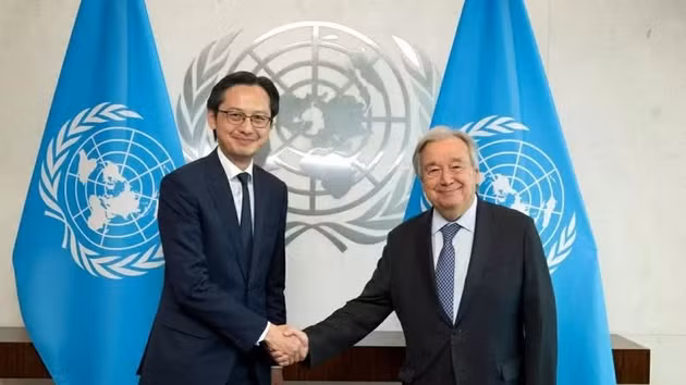 L'ambassadeur Do Hung Viet, chef de la Mission permanente du Vietnam auprès des Nations unies (gauche) et António Guterres, secrétaire général de l'ONU. Photo : Mission permanente du Vietnam auprès des Nations Unies.