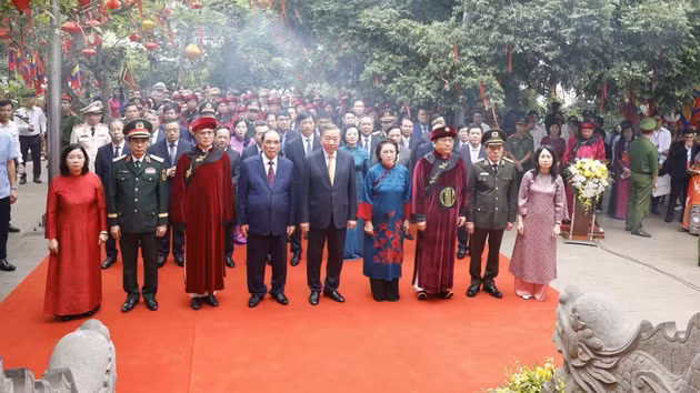 Le secrétaire général et président To Lam, aux côtés de dirigeants du Parti et de l’État, procède au rite d’hommage en mémoire des rois Hùng au temple Kinh Thien. Photo : VNA.