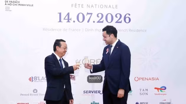 Le vice-président du Comité populaire municipal, Bui Minh Thanh (à gauche) et le consul général de France à Hô Chi Minh-Ville, Étienne Ranaivoson. Photo : VNA.