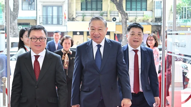 Le secrétaire général To Lam prend part à la cérémonie.