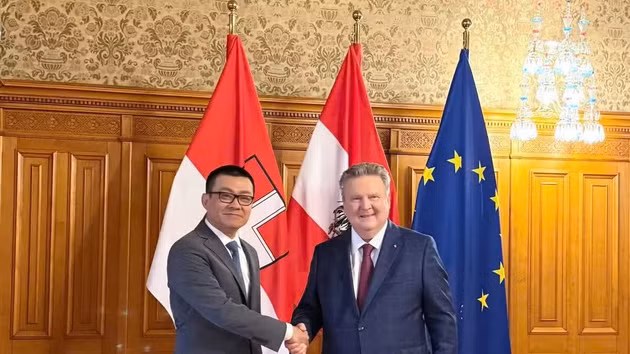 L'ambassadeur du Vietnam en Autriche, Vu Le Thai Hoang (à gauche), et le maire de Vienne, Michael Ludwig.