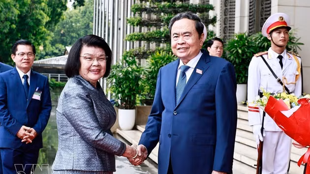 La présidente de l’Assemblée nationale du Cambodge, Samdech Khuon Sudary (à gauche) et le président de l'Assemblée nationale du Vietnam, Tran Thanh Man. Photo : VNA.