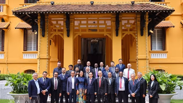 Le ministre des Affaires étrangères Le Hoai Trung et la délégation de consuls honoraires du Vietnam à l'étranger. Photo : VNA.