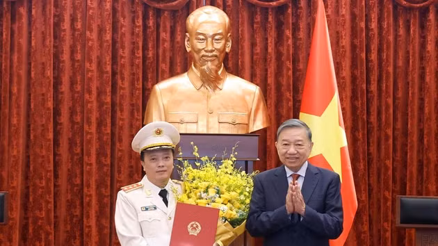 Le secrétaire général du PCV et président de l'État, To Lam (à droite), et le vice-ministre de la Sécurité publique Dang Hong Duc. Photo : VNA.