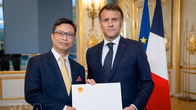 L’ambassadeur du Vietnam en France, Trinh Duc Hai (à gauche), présente ses lettres de créance au président français, Emmanuel Macron (25 mars 2026). Photo : VNA.