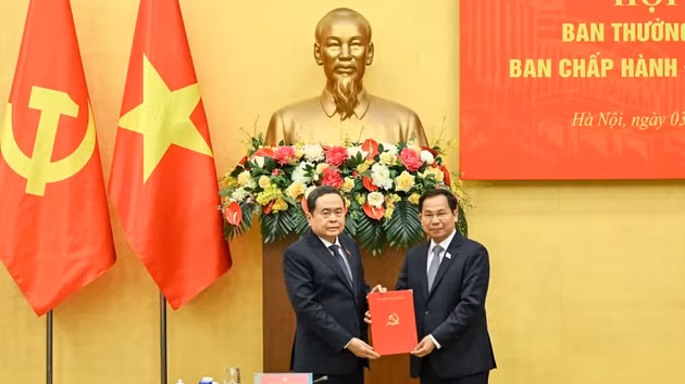 Le secrétaire du Comité du Parti de l’AN et président de l’AN, Tran Thanh Man, remet la décision du Bureau politique au camarade Le Quang Manh.