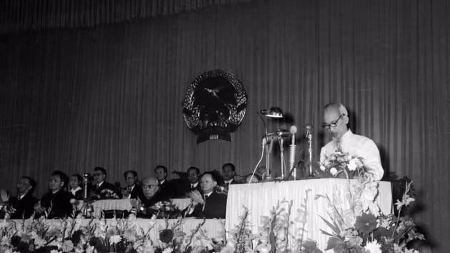 Le Président Hô Chi Minh présente devant l’Assemblée nationale le projet de Constitution révisée lors de la 11e session de la Ire législature de l’Assemblée nationale, tenue du 18 au 31 décembre 1959. (Source : VNA)